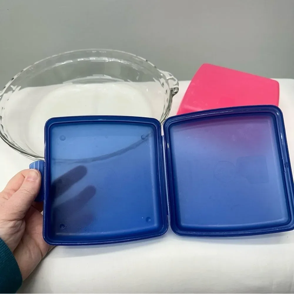 Pyrex glass 9.5 inch pie plate. 2 tupperware‎ sandwich keepers containers.